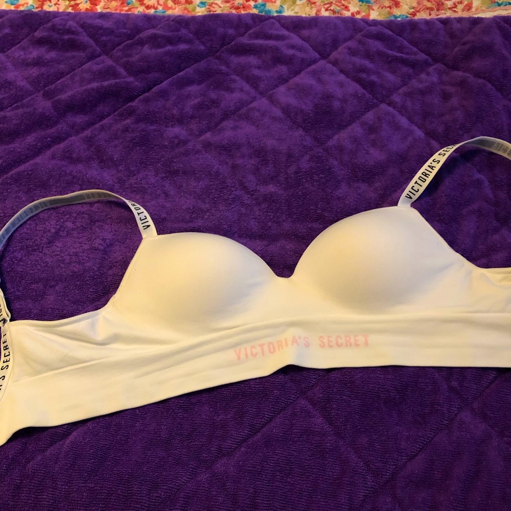 Victoria’s Secret tee shirt bra, size 36A.